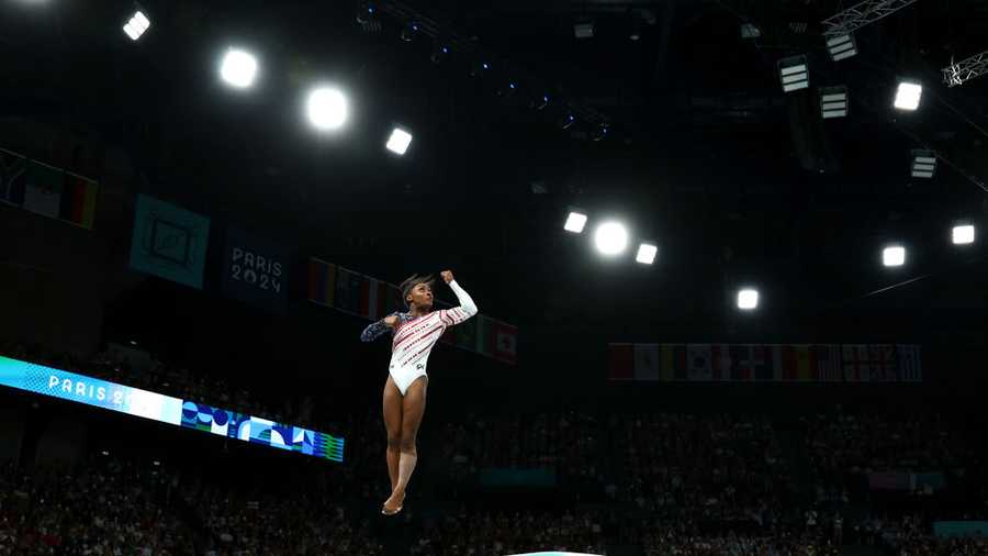 Artistic Gymnastics - Olympic Games Paris 2024: Day 4 PARIS, FRANCE - JULY 30: Simone Biles of Team United States competes on the vault during the Artistic Gymnastics Women's Team Final on day four of the Olympic Games Paris 2024 at Bercy Arena on July 30, 2024 in Paris, France. (Photo by Naomi Baker/Getty Images)